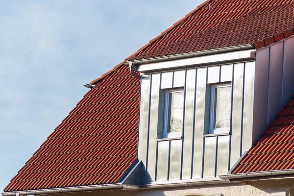 Rotes Dach Mit Fenstern Süddeutschland Sonniger Nachmittag — Stockfoto