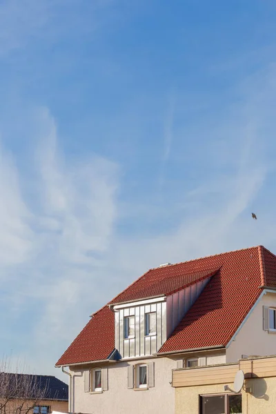 Červená Střecha Okny Jižním Německu Slunečné Odpoledne — Stock fotografie