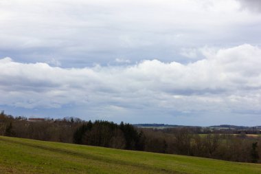 Güney Almanya 'nın kırsal kesimlerinde fırtınalı bulutlu gökyüzü