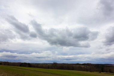 Güney Almanya 'nın kırsal kesimlerinde fırtınalı bulutlu gökyüzü