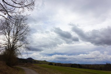 Güney Almanya 'nın kırsal kesimlerinde fırtınalı bulutlu gökyüzü