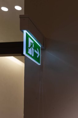 Güney Almanya 'daki tarihi bir binada yeşil renkli kaçış işareti