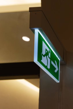 Güney Almanya 'daki tarihi bir binada yeşil renkli kaçış işareti