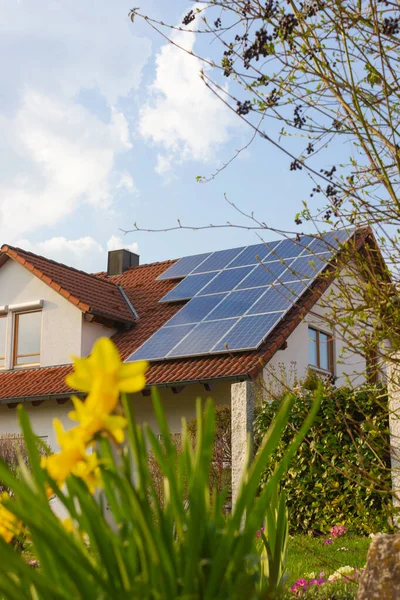 Telhado Com Painéis Solares Flores Amarelas Sul Alemanha Primavera Dia — Fotografia de Stock