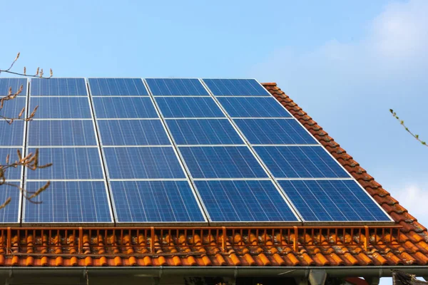 Telhado Com Painéis Solares Flores Amarelas Sul Alemanha Primavera Dia — Fotografia de Stock