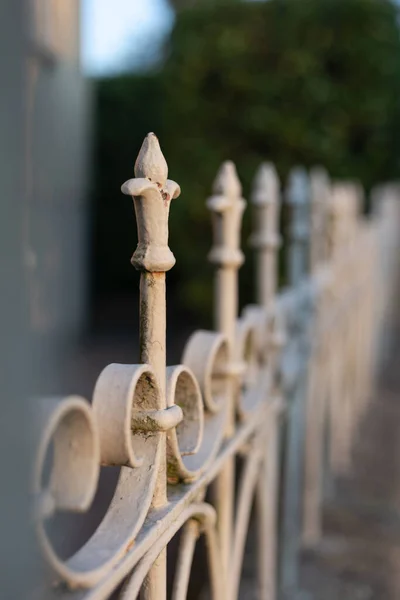 Valla Hierro Ciudad Con Adornos Decorativos —  Fotos de Stock