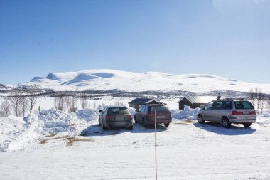 Norveç'te dağlarda araba park