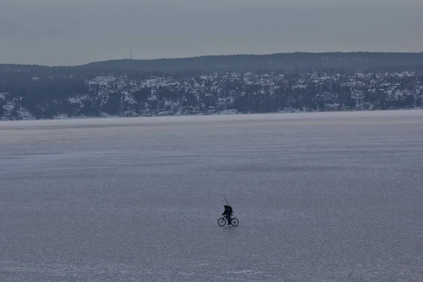 Férfi kerékpár-ra egy jéghegy oslofjord Norvégia — Stock Fotó