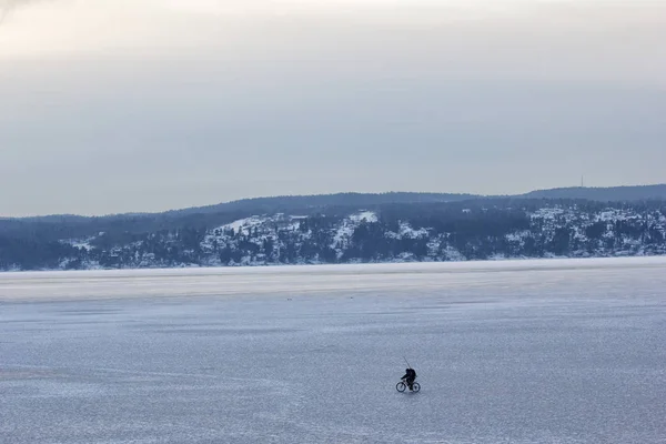 남자에 oslofjord 노르웨이 빙산에 사이클링 — 스톡 사진