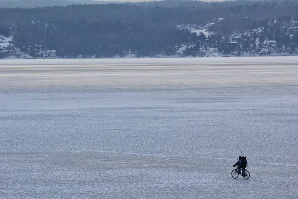 Человек катается на велосипеде по айсбергу на ослофьорде norway — стоковое фото