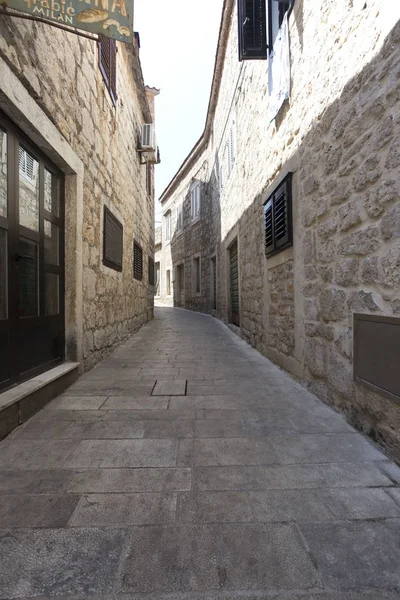 Smala tomma gatan av medeltida stadskärna — Stockfoto