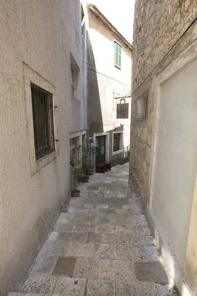 Rua vazia estreita da cidade medieval — Fotografia de Stock