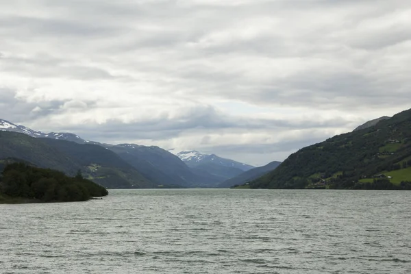 Uitzicht op een meer met bergen op achtergrond — Stockfoto