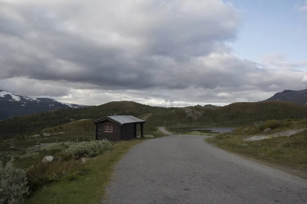 Uma cabana nas montanhas norueguesas jotunheimen — Fotografia de Stock