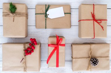 Noel el yapımı mevcut hediye kutuları ve Beyaz ahşap tahta üzerinde rustik dekorasyon