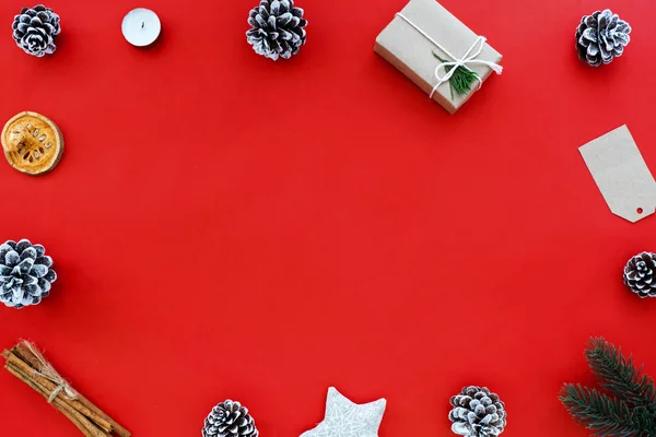  Noel hediyesi, çam kozalağı ve kırmızı arka plan christmas dekorasyon