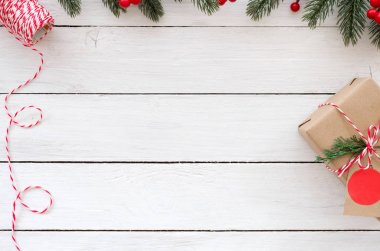Noel arka plan - Noel hediye kutusu ve dekoratif öğeler Beyaz ahşap zemin üzerinde. Yaratıcı düz yatıyordu, üstten görünüm tasarımı