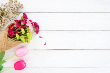 Mavi ahşap arka plan üzerinde renkli çiçekler buket. Kavram çiçekler Bahar, en iyi görünüm ve kenarlık tasarımı,