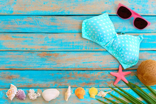 Letní Pozadí Bikiny Sluneční Brýle Kokos Hvězdice Korály Mušle Modré — Stock fotografie
