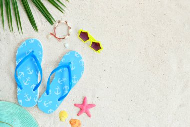 Plaj arka plan. Üstten Görünüm plaj kum ile Hindistan cevizi yaprakları, deniz kabuklarını, güneş gözlüğü, terlik, kabukları, deniz yıldızı ve hasır şapka bilezik yapılmış. Yaz arka plan kavramı.