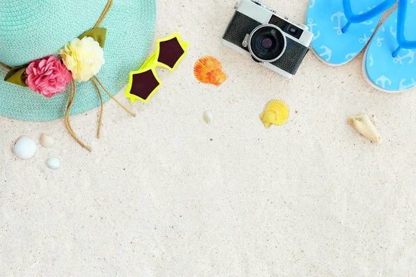 Пляжний Фон Вид Зверху Пляжний Пісок Солом Яним Капелюхом Сонцезахисні — стокове фото
