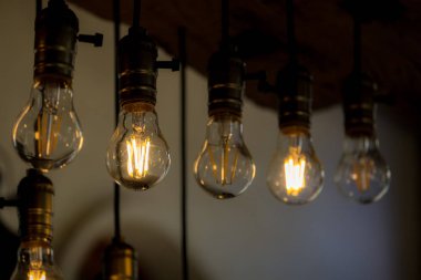 satırdaki akkor ampul 