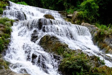 Güçlü akış su Mae Phun şelalenin Laplae District, Thailand
