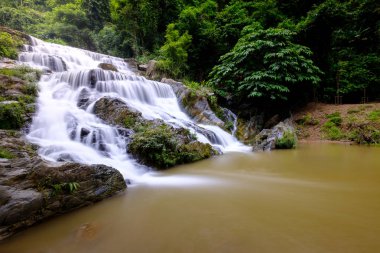 Pürüzsüz akışı su Mae Phun şelalenin Laplae District, Thailand