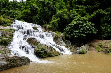 Güçlü akış su Mae Phun şelalenin Laplae District, Thailand