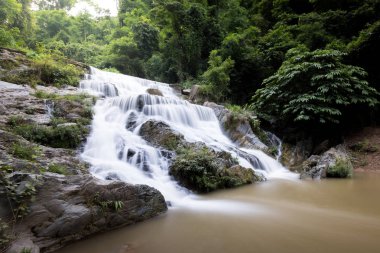 Pürüzsüz akışı su Mae Phun şelalenin Laplae District, Thailand