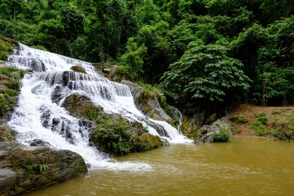 Güçlü akış su Mae Phun şelalenin Laplae District, Thailand