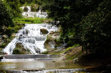 Tayland Mae Phun şelaleler güçlü akış sudan uzak tarafında arıyorsunuz