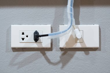 Elektrik prizinden (solda) ve Tv sinyal (sağ takın)