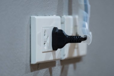 Elektrik prizinden (solda) ve Tv sinyal (sağ takın) 