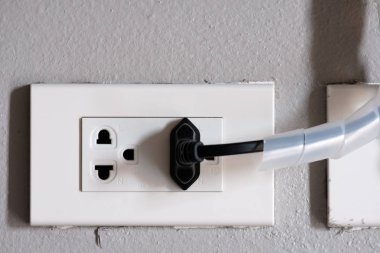 Elektrik prizinden (solda) ve Tv sinyal (sağ takın) 