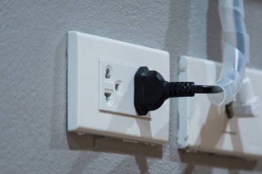 Elektrik prizinden (solda) ve Tv sinyal (sağ takın) 