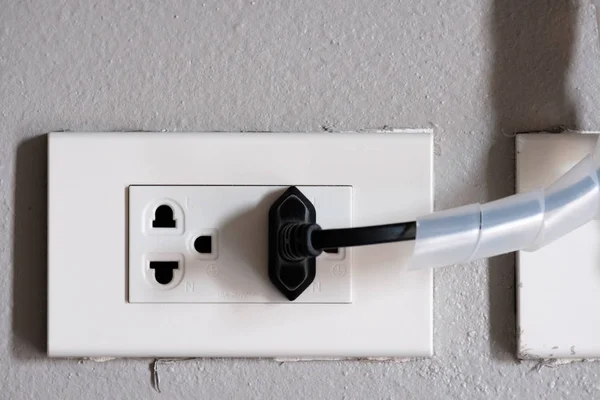 Elektrik prizinden (solda) ve Tv sinyal (sağ takın) 