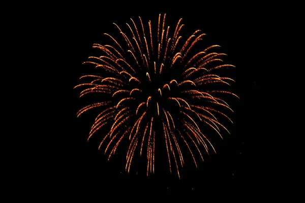 Bons fogos de artifício coloridos no céu negro — Fotografia de Stock