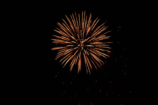 Schönes buntes Feuerwerk am schwarzen Himmel — Stockfoto