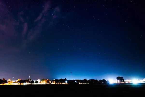 ฉากกลางคืนและดาวสว่างด้วยแสงสีฟ้าและสีม่วง — ภาพถ่ายสต็อก