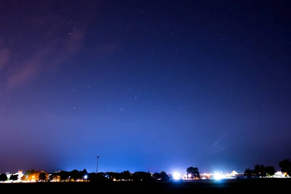 Scena nocna i jasne gwiazdy z niebieskim i fioletowym światłem — Zdjęcie stockowe