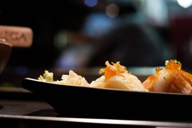 Japon somon, Engawa, ton balıklı sushi 