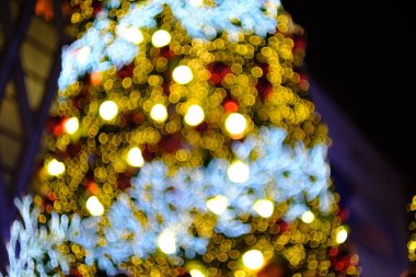 Ufuk ışık karanlıkta pırıl pırıl ile süslenen Noel ağacı