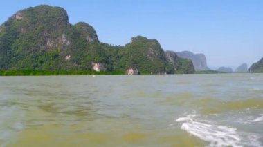 Okyanus yukarıda ufukta görkemli dağlar