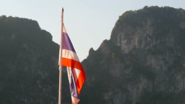 Bendera Thailand berkibar dalam angin di bawah langit biru — Stok Video