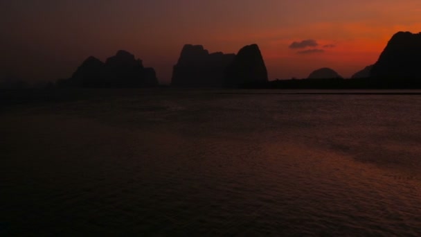 Coucher de soleil romantique violet sur la mer au-delà des montagnes — Video