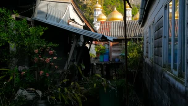 Blick auf die Moschee durch den Hof der Armenhäuser — Stockvideo