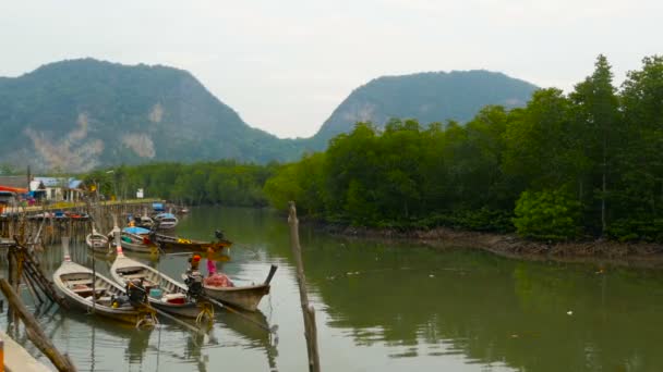 Phang Nga, Thailand - 24 December 2017: fiskare står i sin båt. — Stockvideo