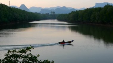 Phangnga, Tayland - 23 Aralık, 2017: balıkçı yelken Nehri üzerinde.