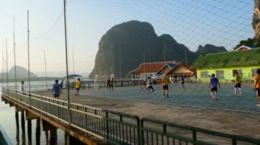 Koh Panyi, Tayland - 23 Aralık 2017: Yerel futbol takımı çalış gün batımında.